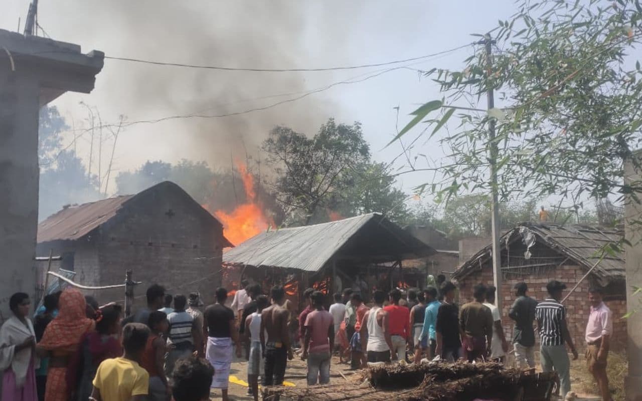 साहिबगंज के राधानगर में खाना बनाने के क्रम में लगी भीषण आग, 5 घर जलकर राख