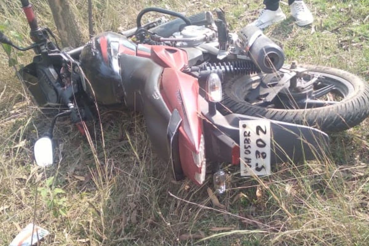 पूर्वी सिंहभूम में सड़क हादसा, एक की मौत, दो की हालत गंभीर, होली पर घर लौटने के दौरान पेड़ से टकरा गयी थी बाइक