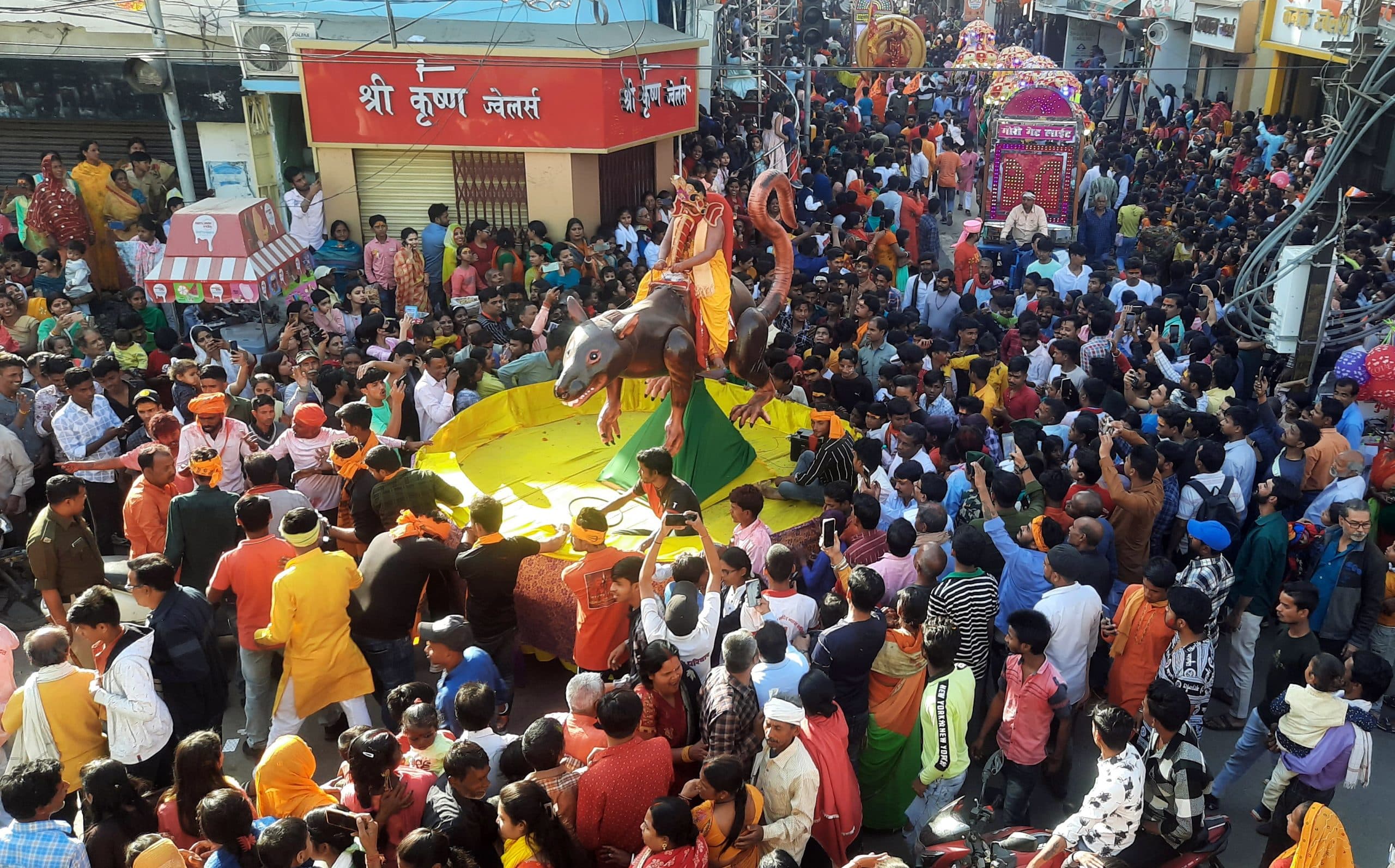 जहां-जहां से निकली बाबा गरीबनाथ की बारात, लोगों ने पुष्पवर्षा कर किया स्वागत-सत्कार