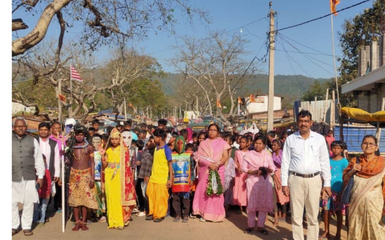 PHOTOS: महाशिवरात्रि पर शिवमय गुमला, भूत-पिशाच के साथ बारात लेकर निकले भोलेनाथ, मंदिरों में गूंजते रहे शंख-घंटे