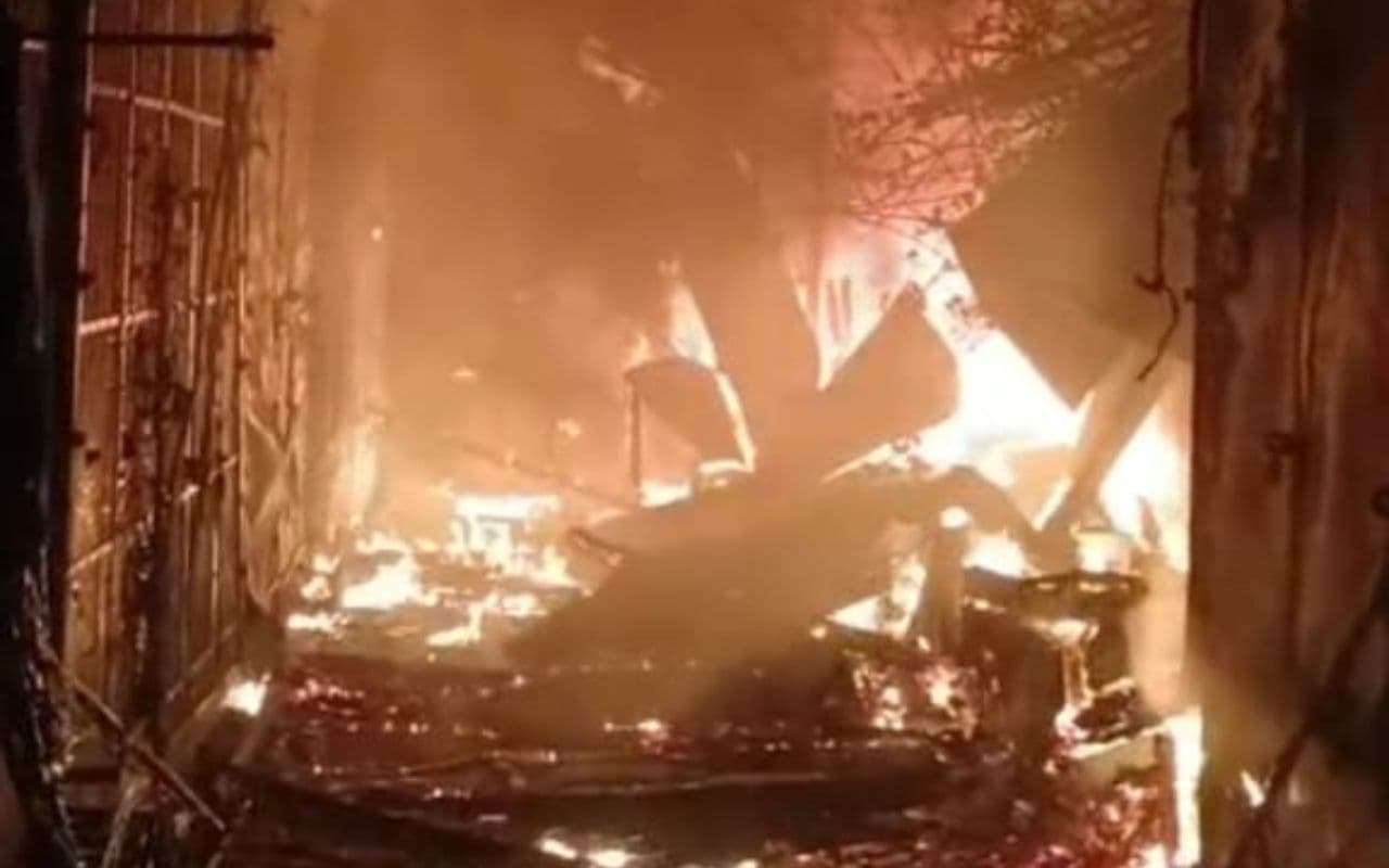 ईद से पहले पुराना बाजार मस्जिद रोड की 11 दुकानों में लगी आग, 10 लाख का नुकसान