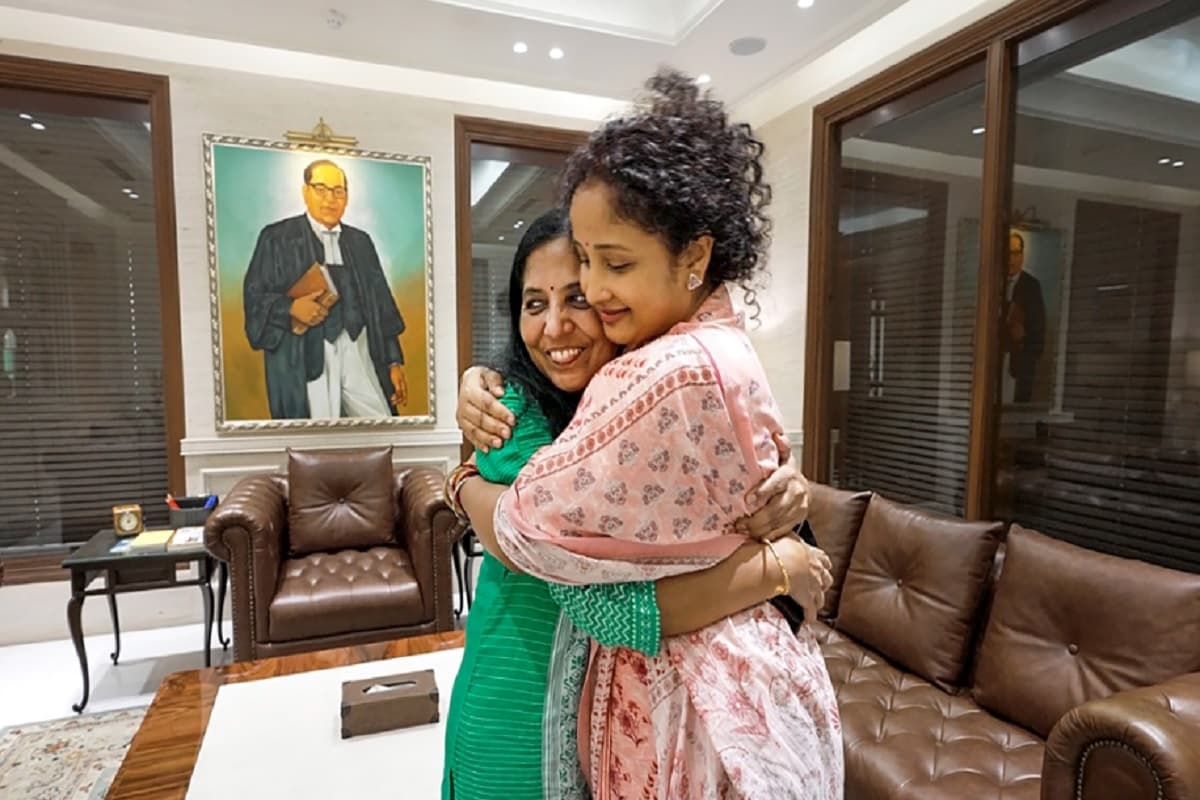 अरविंद केजरीवाल की पत्नी सुनीता से मिलीं कल्पना सोरेन, जाना एक दूसरे का हाल
