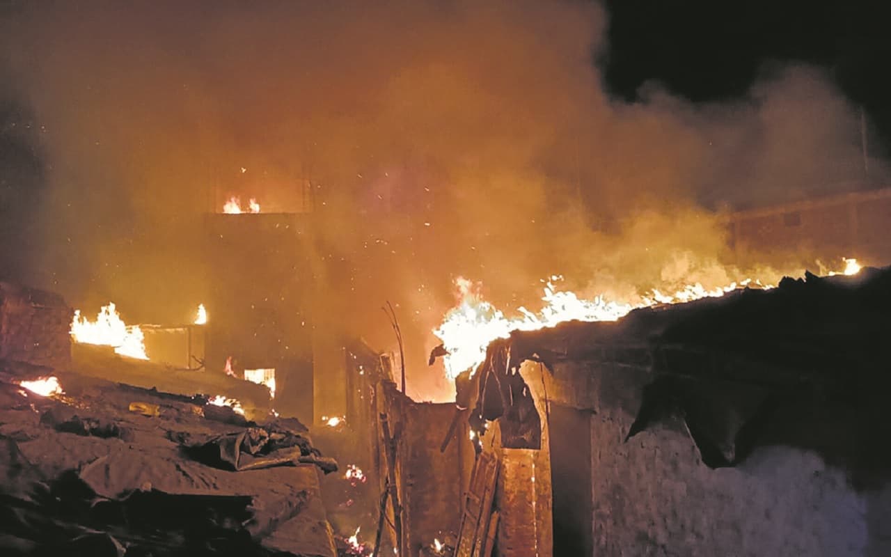 बिहार: सुपौल में चूल्हे की चिंगारी ने 100 से अधिक घरों को जलाया, अभी भी अपने लापता बेटे को ढूंढ रही मां