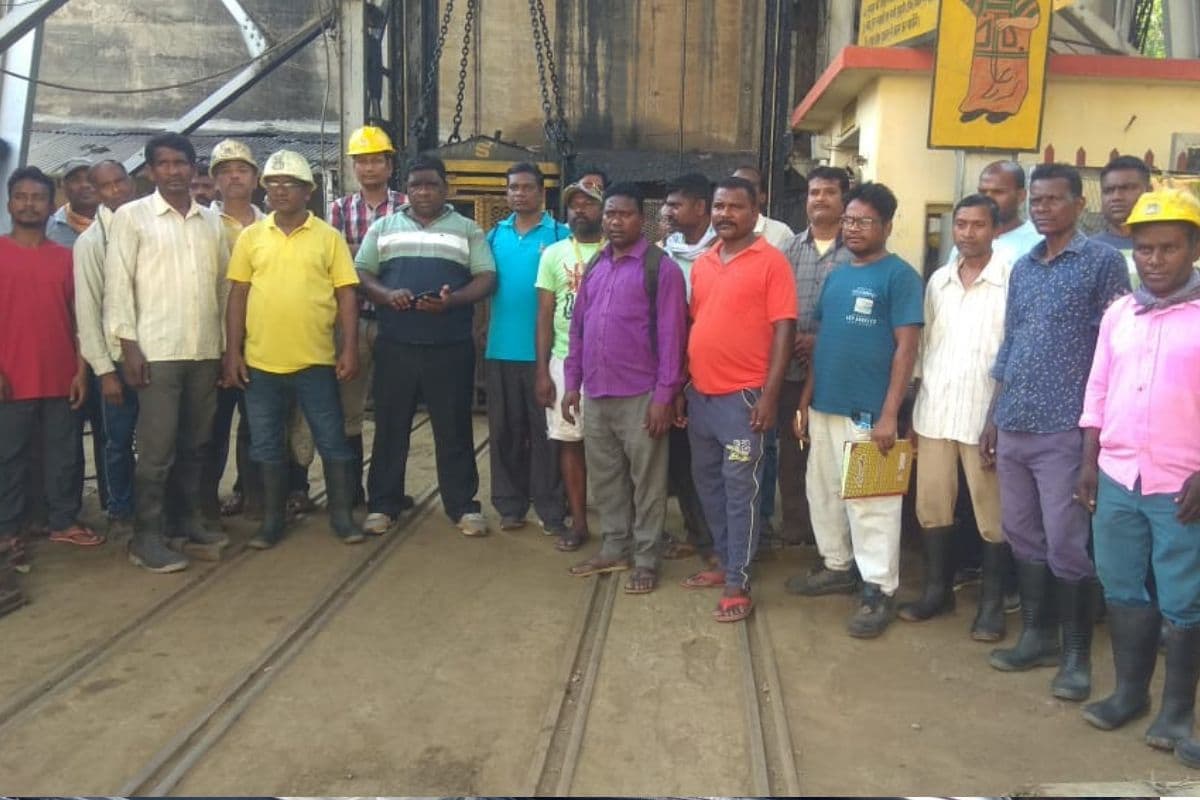 पूर्वी सिंहभूम की सुरदा माइंस के मजदूर धरने पर, कार्य स्थगन नोटिस वापस लेने की कर रहे हैं मांग