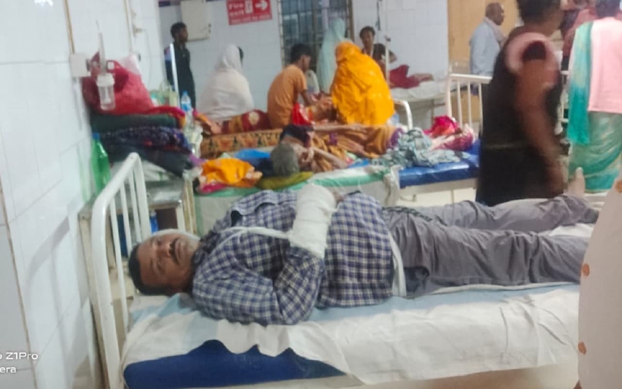 भागलपुर में मुखिया के दबंग बेटे ने शिक्षक को बुरी तरह पीटा, स्कूल में हाजिरी के विवाद में घूस मांगने का आरोप