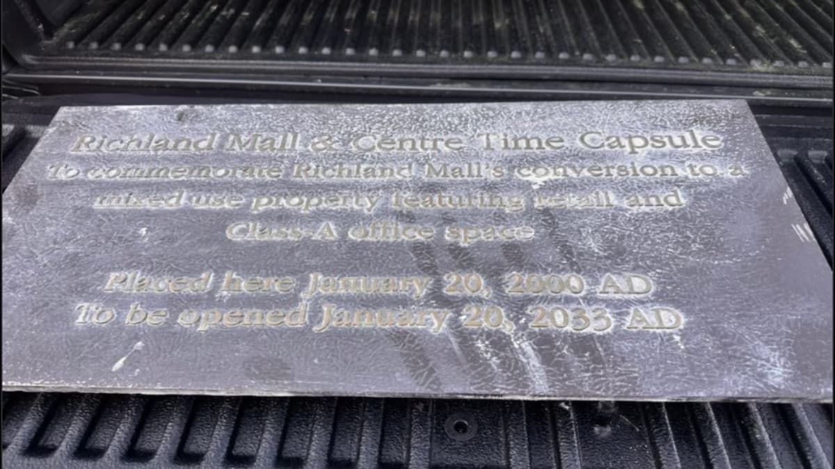 Time Capsule: सालों से बंद था शॉपिंग मॉल, तोड़फोड़ में जमीन से बाहर आया टाइम कैप्सूल, लिखा मिला खास मैसेज