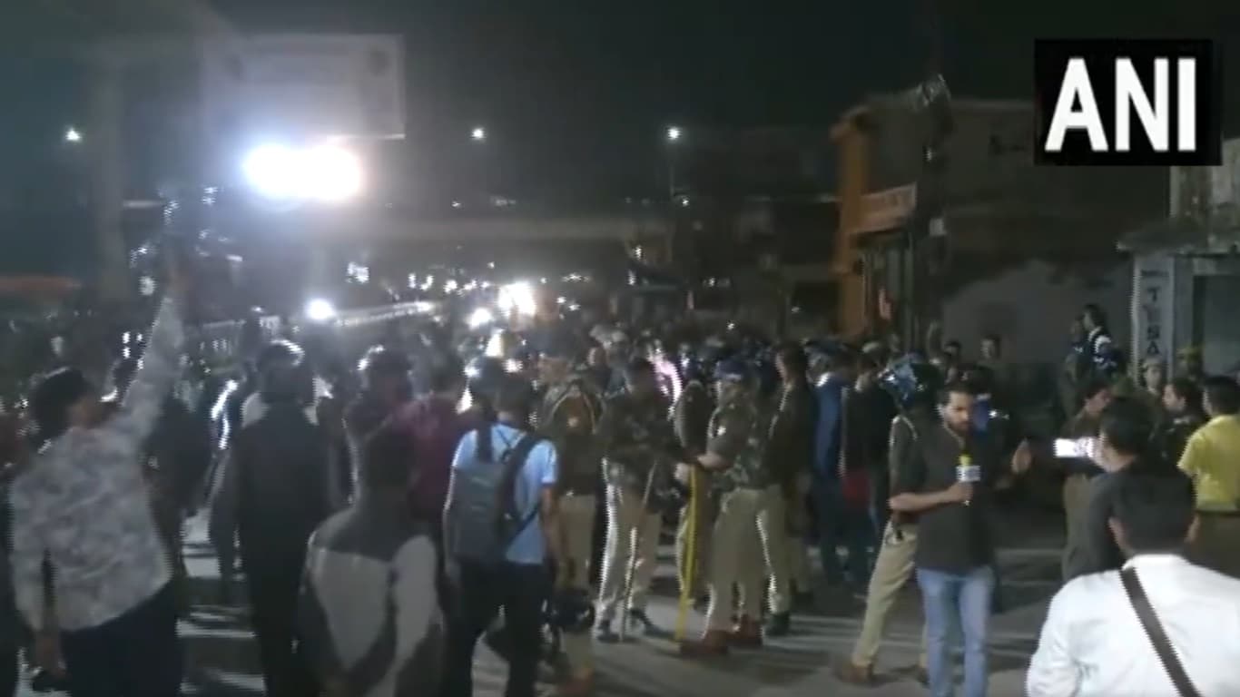 Uttar Pradesh News: लखनऊ में अतिक्रमण विरोधी अभियान के दौरान पुलिस और स्थानीय लोगों के बीच झड़प, हालात नियंत्रण में