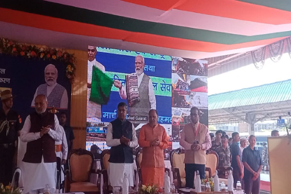 पीएम मोदी ने किया रांची बनारस समेत 10 वंदे भारत ट्रेन का ऑनलाइन शुभारंभ पीएम मोदी ने किया रांची बनारस समेत 10 वंदे भारत ट्रेन का ऑनलाइन शुभारंभ
