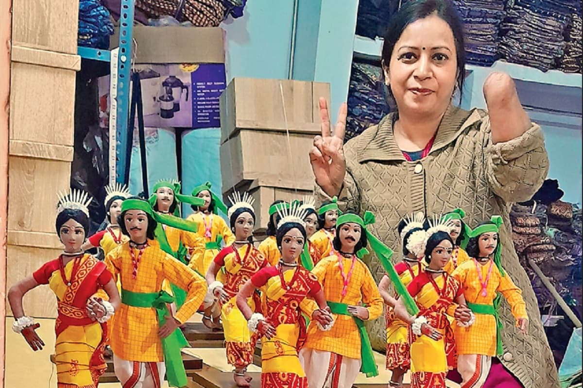 झारखंड की शोभा कुमारी बनी महिलाओं के लिए मिशाल, एक हाथ कटा, पर उसी हौसले से कर रहीं कला की सेवा
