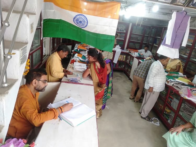 Lok Sabha Election 2024: चुनावी फैशन में लिनेन कुर्ता-जींस व बंडी, तपती धूप में गमछा बन रहा है सहारा