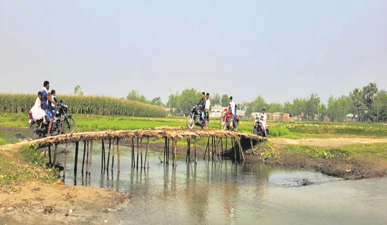 चुनावी मुद्दा: बिहार के इस गांव में आज भी चचरी पुल के सहारे होता है आवागमन, 4 पंचायतों के लोग झेल रहे समस्या