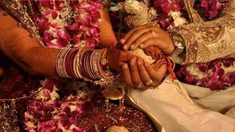 Bihar News: 21 साल के लड़के पर 42 वर्षीय महिला का आया दिल, पति को छोड़कर मंदिर में रचाई शादी