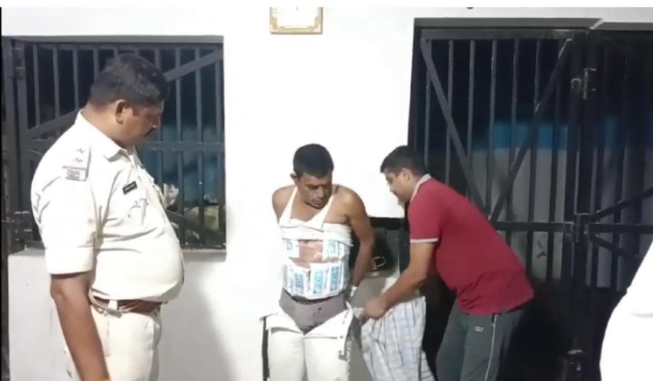 शराब तस्करी का नया तरीका, शरीर में प्लास्टर की तरह चिपका रखे थे शराब के टेट्रा पैक