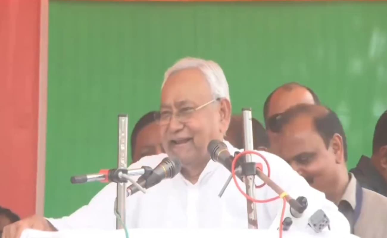 नवादा में तेजस्वी यादव पर भड़के नीतीश कुमार, साल 2005 से पहले के बिहार की दिलाई याद