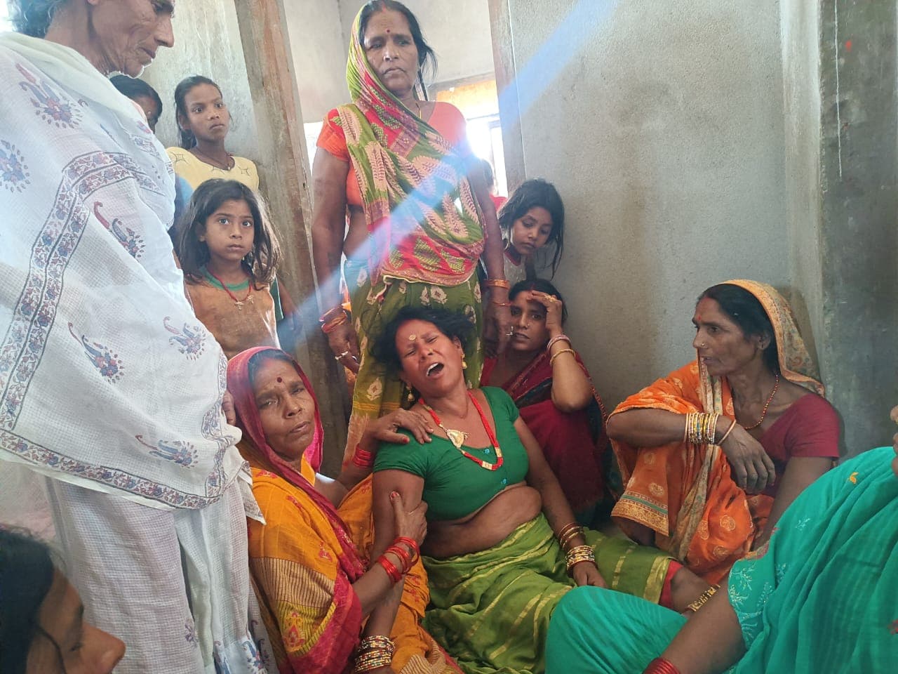 बिहार के बेतिया में ट्रक-बोलेरो की भीषण टक्कर, पांच बारातियों की मौत, आधा दर्जन लोग हुए घायल