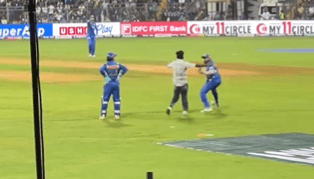 IPL 2024: सुरक्षा में हुई दूसरी बार चूक, फैंस को देख डरे रोहित और ईशान, देखें वीडियो