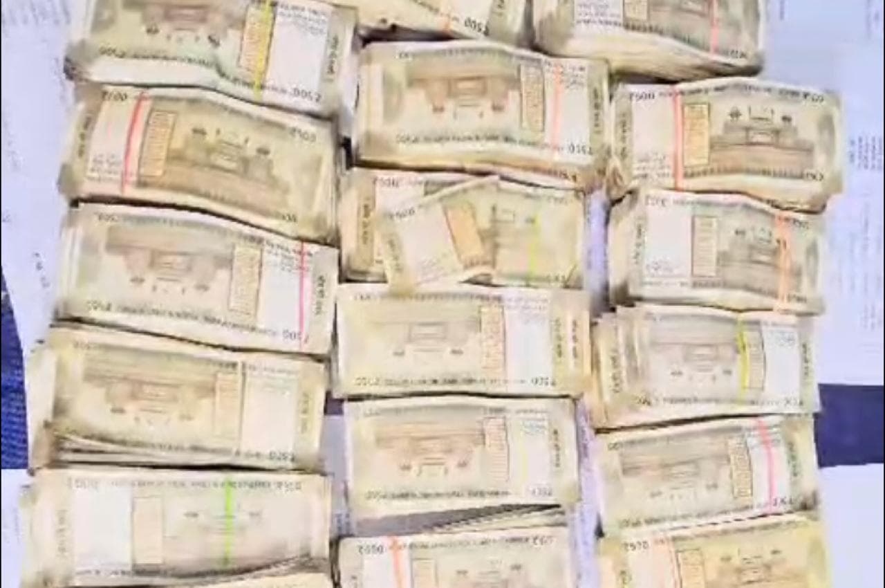 लोकसभा चुनाव से पहले बिना नम्बर की बाईक से मिले 20 लाख कैश