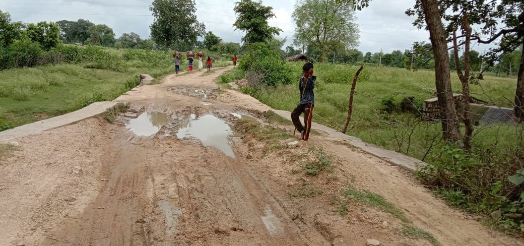 Navgachhiya News: 24 वर्षों से इस पंचायत के लोग मांग रहे महज 600 मीटर सड़क