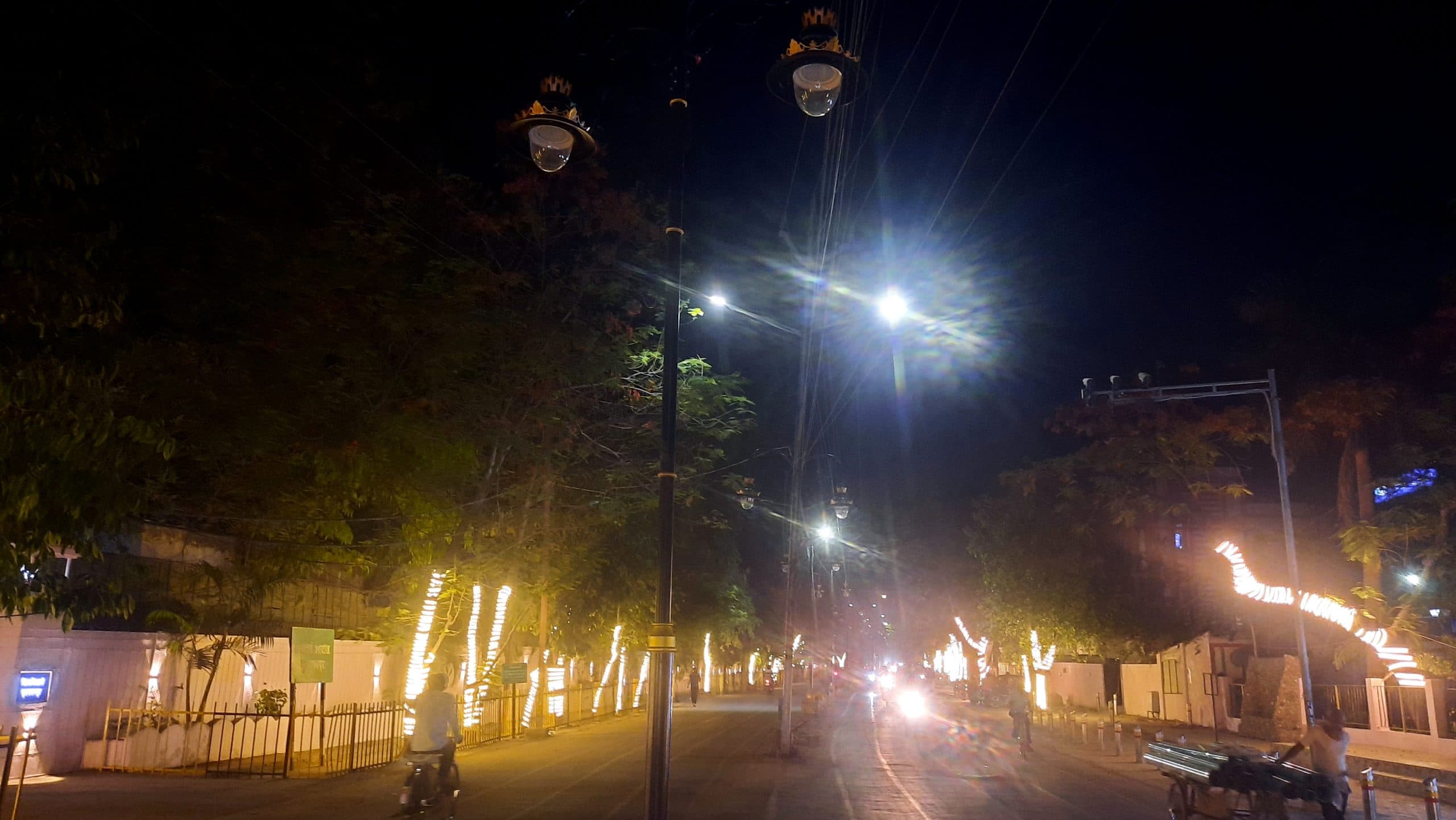 स्मार्ट सिटी: डेकोरेटिव लाइट से जगमग हुआ डीएम आवास से सरैयागंज टावर चौक