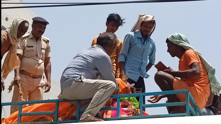 ‍Bihar News: हथकड़ी में जेल से बाहर आया कैदी पति, पत्नी को सिंदूर लगाकर दी अंतिम विदाई