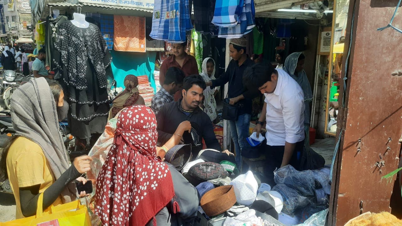 मुजफ्फरपुर में कुर्ता-पैजामा की कई वैरायटी बाजार से आउट ऑफ स्टॉक, कई वेराइटी की टोपियों भी उपलब्ध नहीं