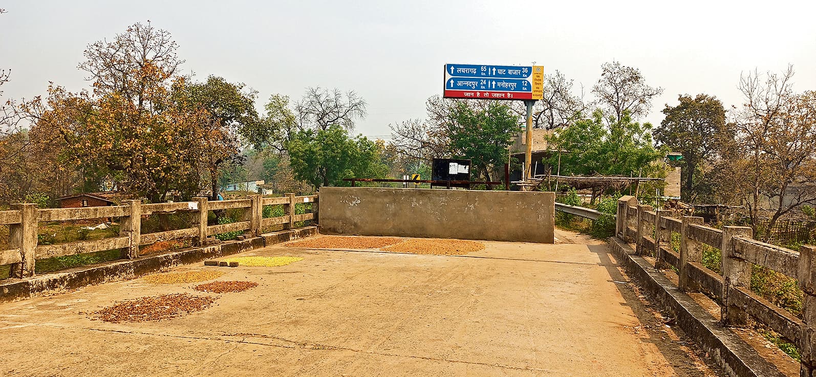 6 करोड़ से बने झारखंड-ओडिशा को जोड़ने वाले इस पुल पर महुआ सुखा रहे ग्रामीण