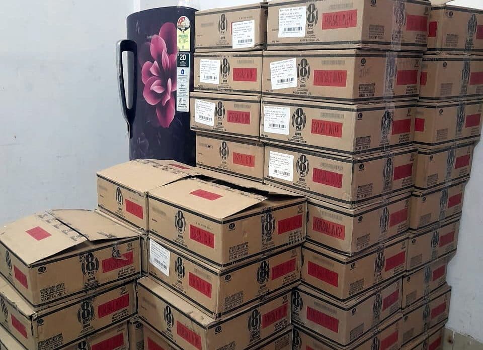 बेटी की शादी का खर्च जुटाने के लिए बना शराब तस्कर, 51 कार्टून शराब के साथ गिरफ्तार 