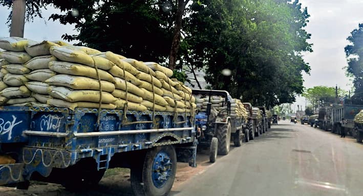 Bihar: मधेपुरा में ओवरलोड वाहन दे रहे सड़कों को जख्म, प्रशासन नहीं करता कार्रवाई