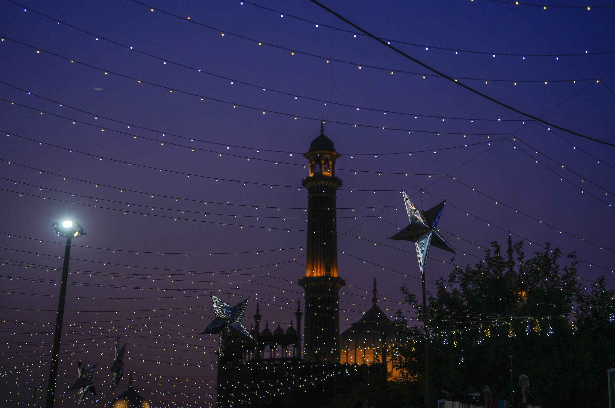 Eid-ul-Fitr Wishes,Quotes 2025: आज के दिन भेजिए ईद की मुबारकां