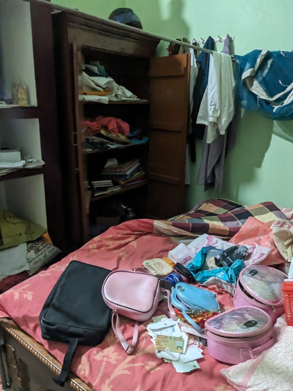 CRIME मुखिया के घर ताला काटकर लाखों के सामान की चोरी