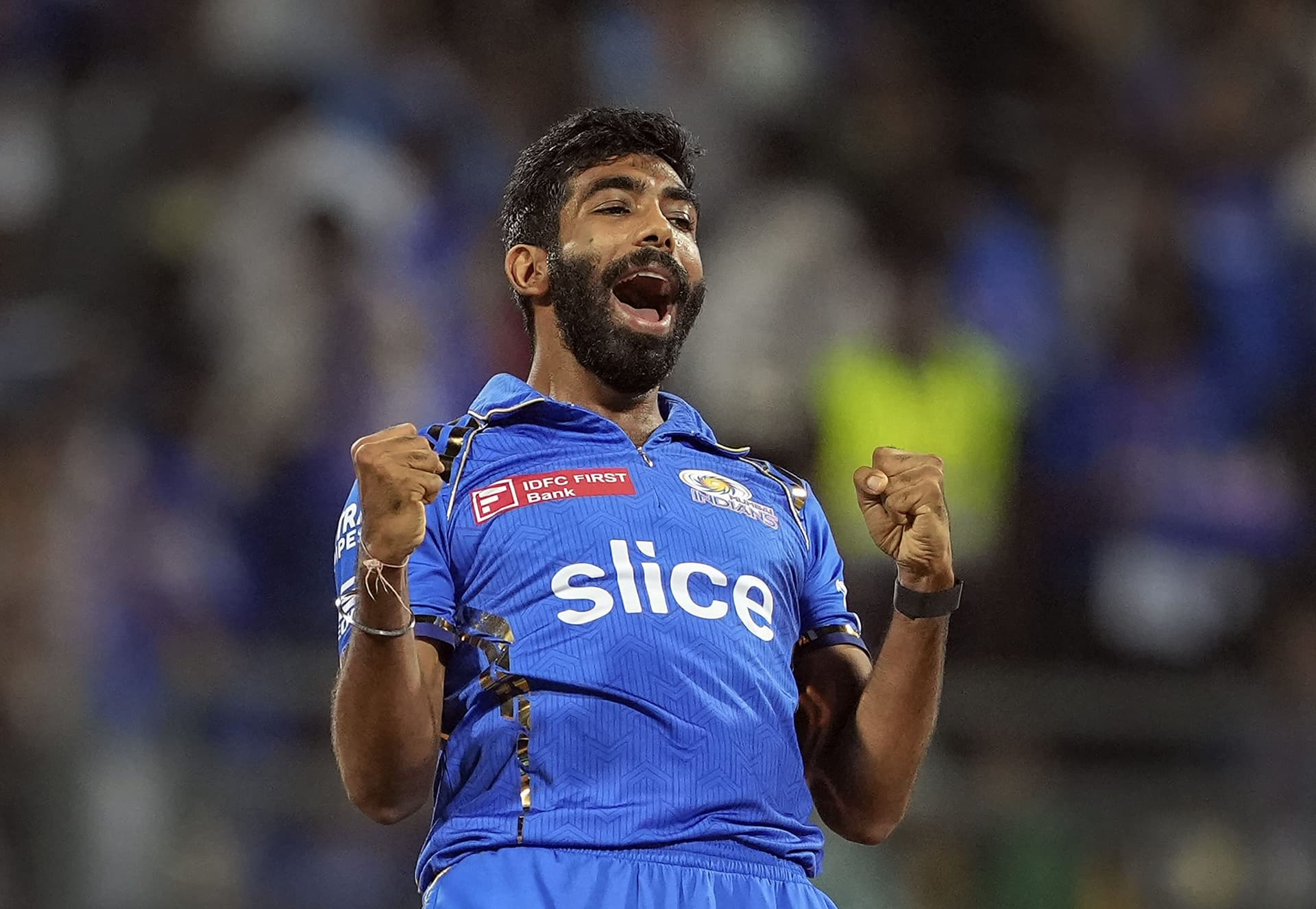 IPL 2024: जसप्रीत बुमराह ने चटकाए 5 विकेट तो रोहित शर्मा ने गोद में उठाया, देखें वीडियो