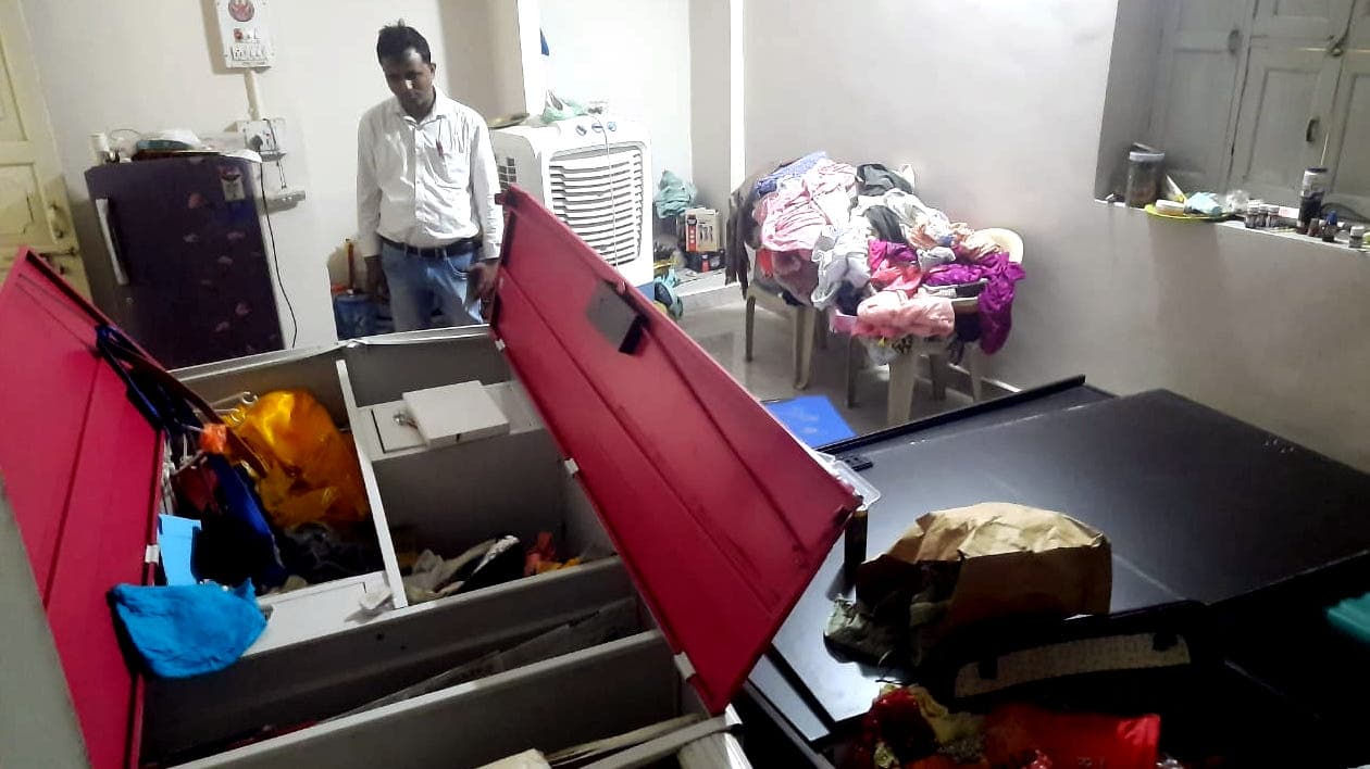शिक्षक व व्यवसायी के घर से 10 लाख की संपत्ति चोरी, डॉग स्क्वायड भी नहीं लगा सका सुराग