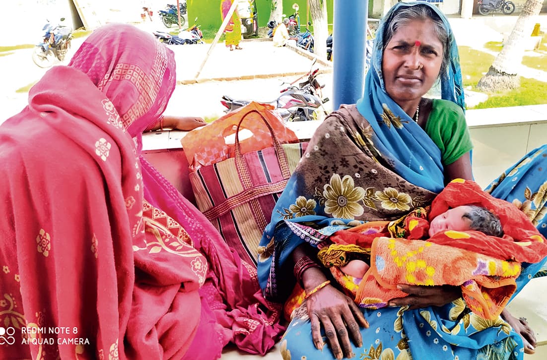 'मेरे बेटे को बेटी से बदल दिया', अररिया में बच्चा बदलने का आरोप, परिजनों ने अस्पताल में किया हंगामा