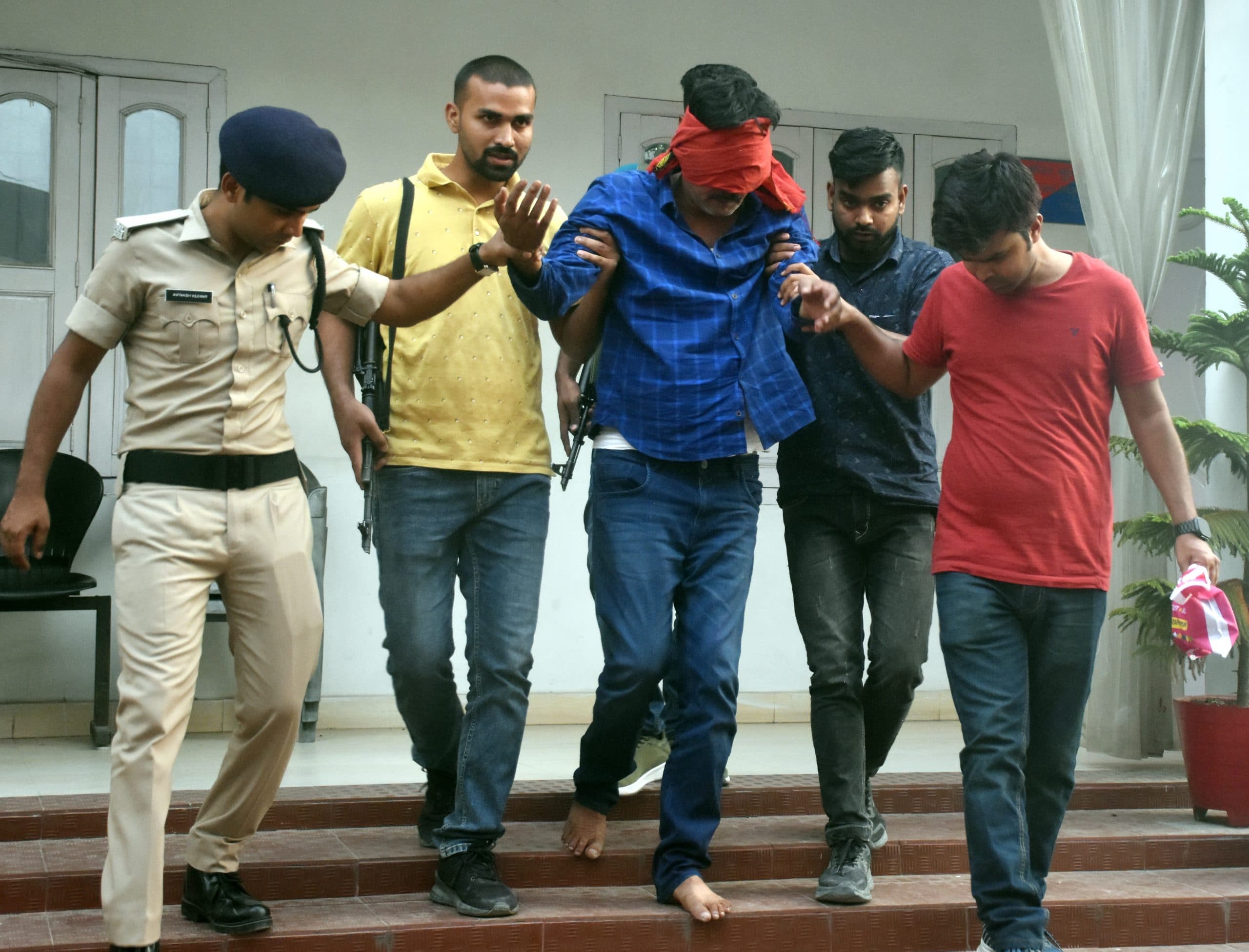 नेपाल बॉर्डर से 3 लाख का वांटेड अपराधी चुन्नू ठाकुर गिरफ्तार, भेजा गया जेल, पत्नी भी पुलिस हिरासत में