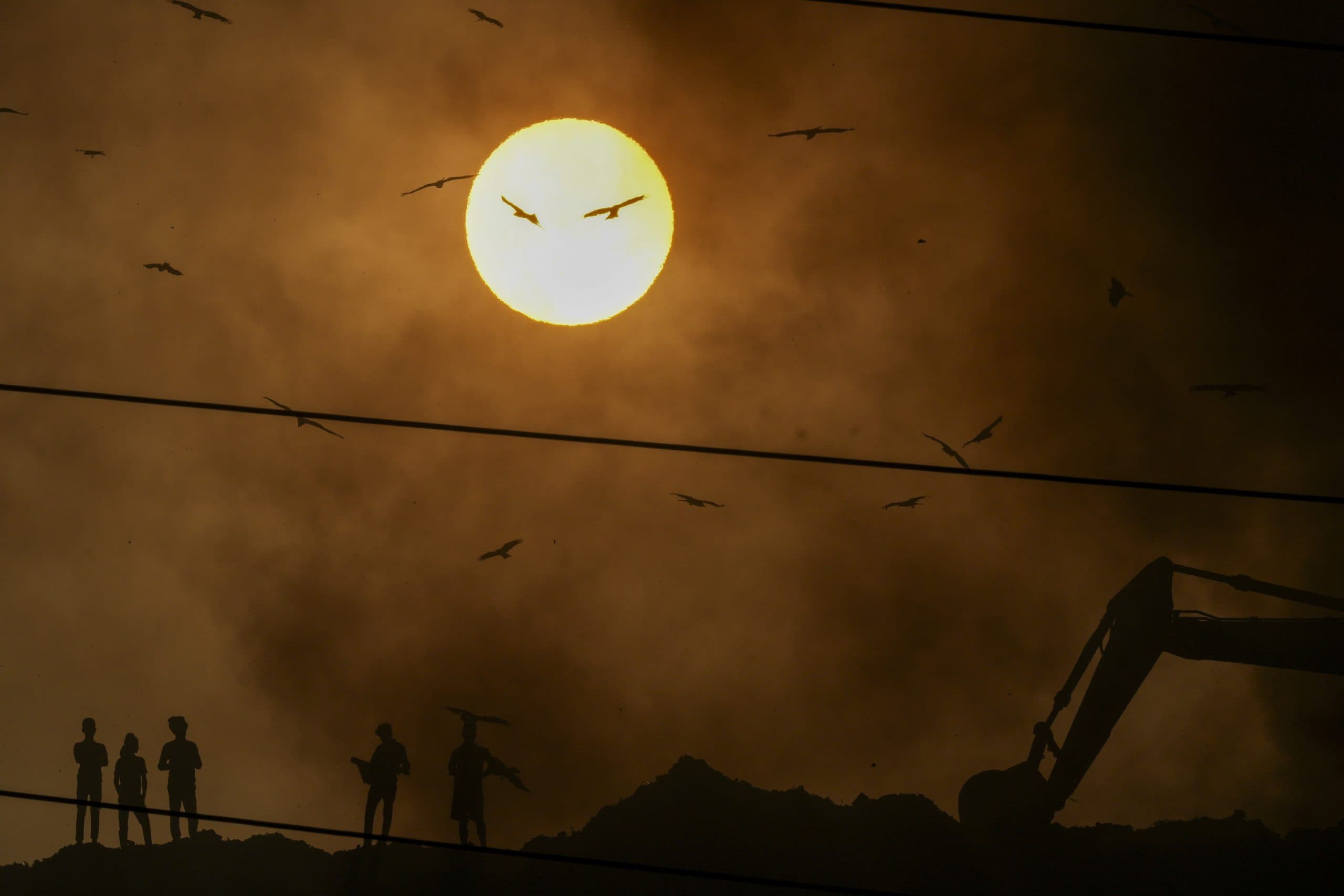 Ghazipur Fire: दिल्ली में गाजीपुर ‘लैंडफिल’ स्थल पर लगी भीषण आग, लोगों को सांस लेने में हो रही है दिक्कत