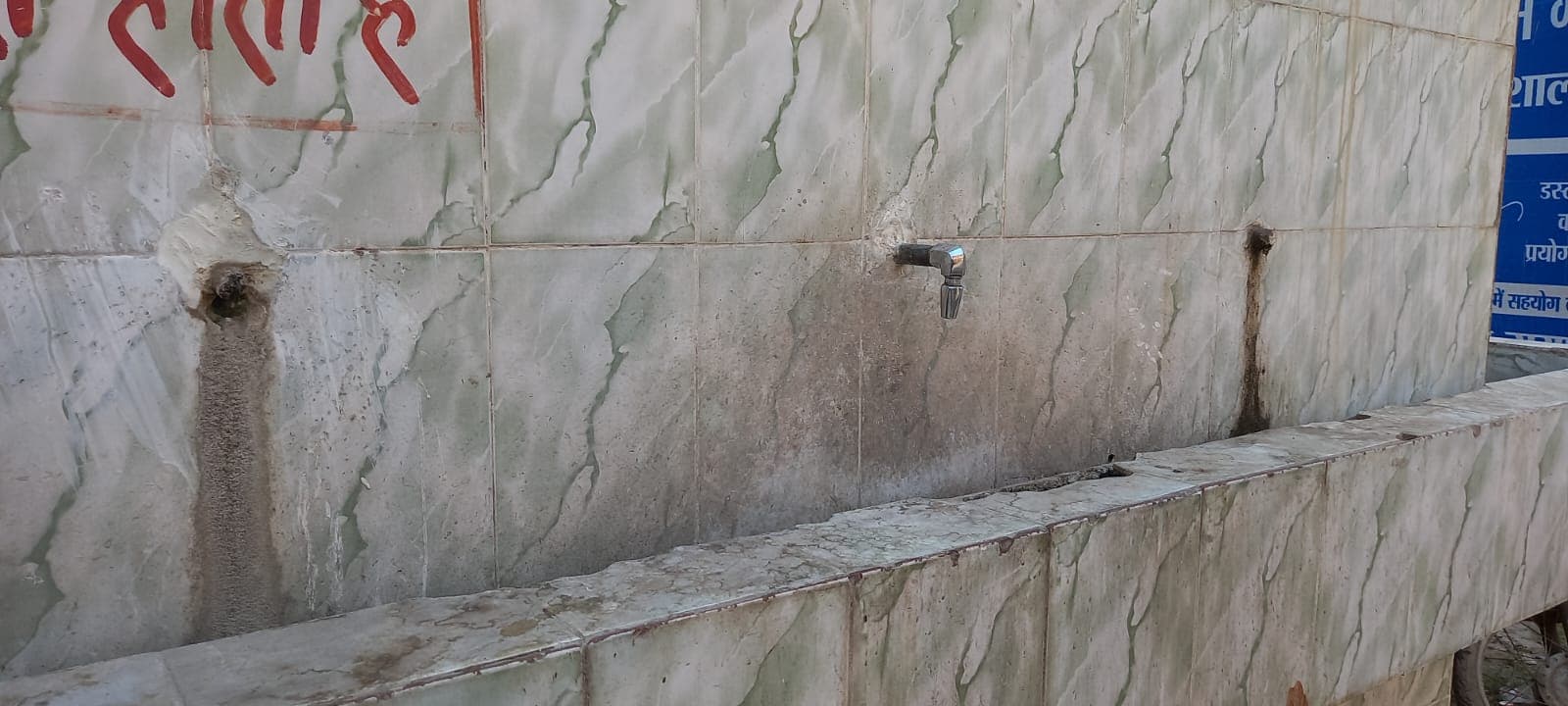 भीषण गर्मी में पीने के लिए पानी नहीं, किसी प्याऊ में कचरा, तो कहीं नल की टोटी गायब