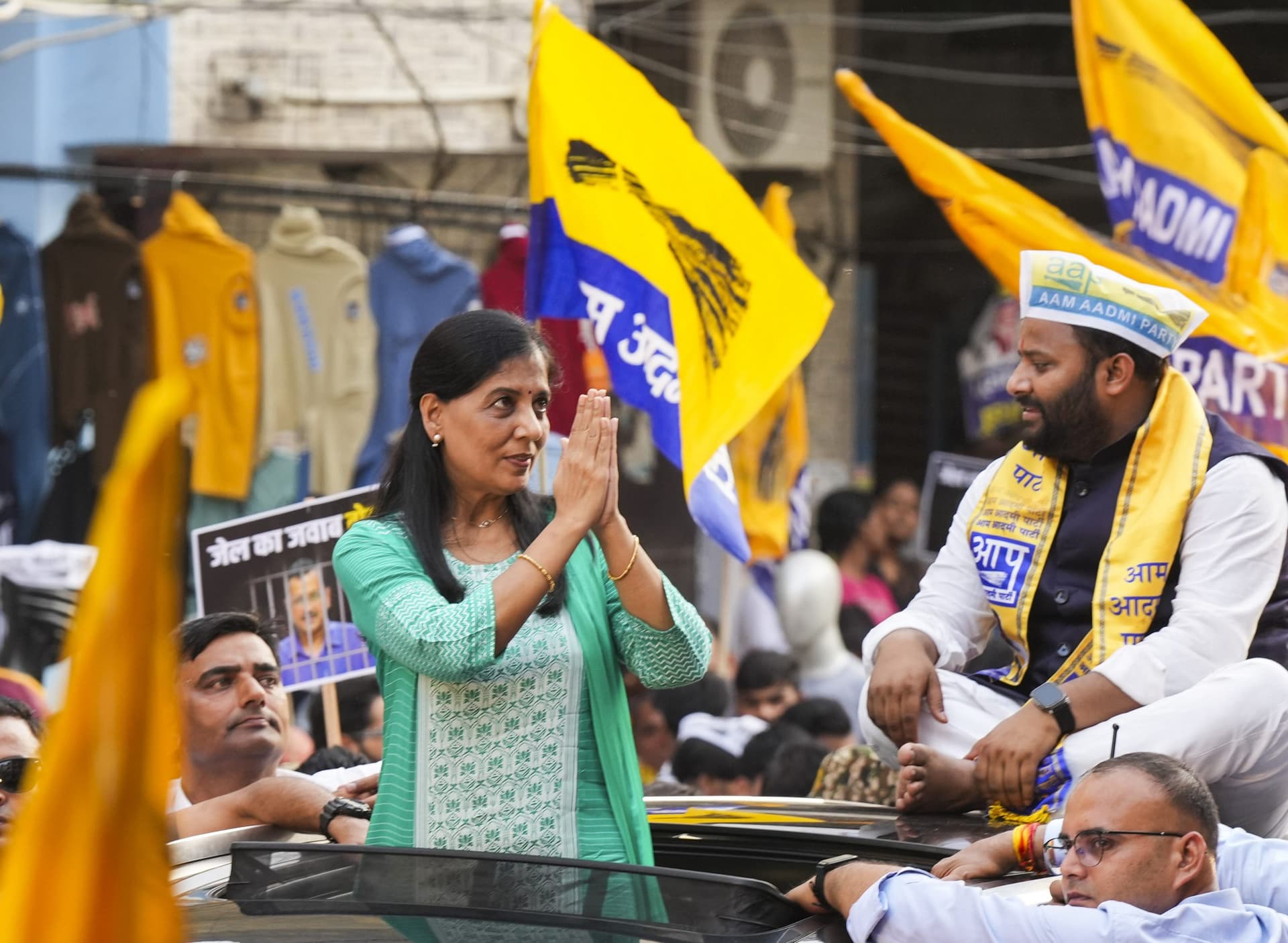 Lok Sabha Election 2024: सुनीता केजरीवाल ने किया पहला रोडशो, केजरीवाल की गिरफ्तारी पर उठाया सवाल