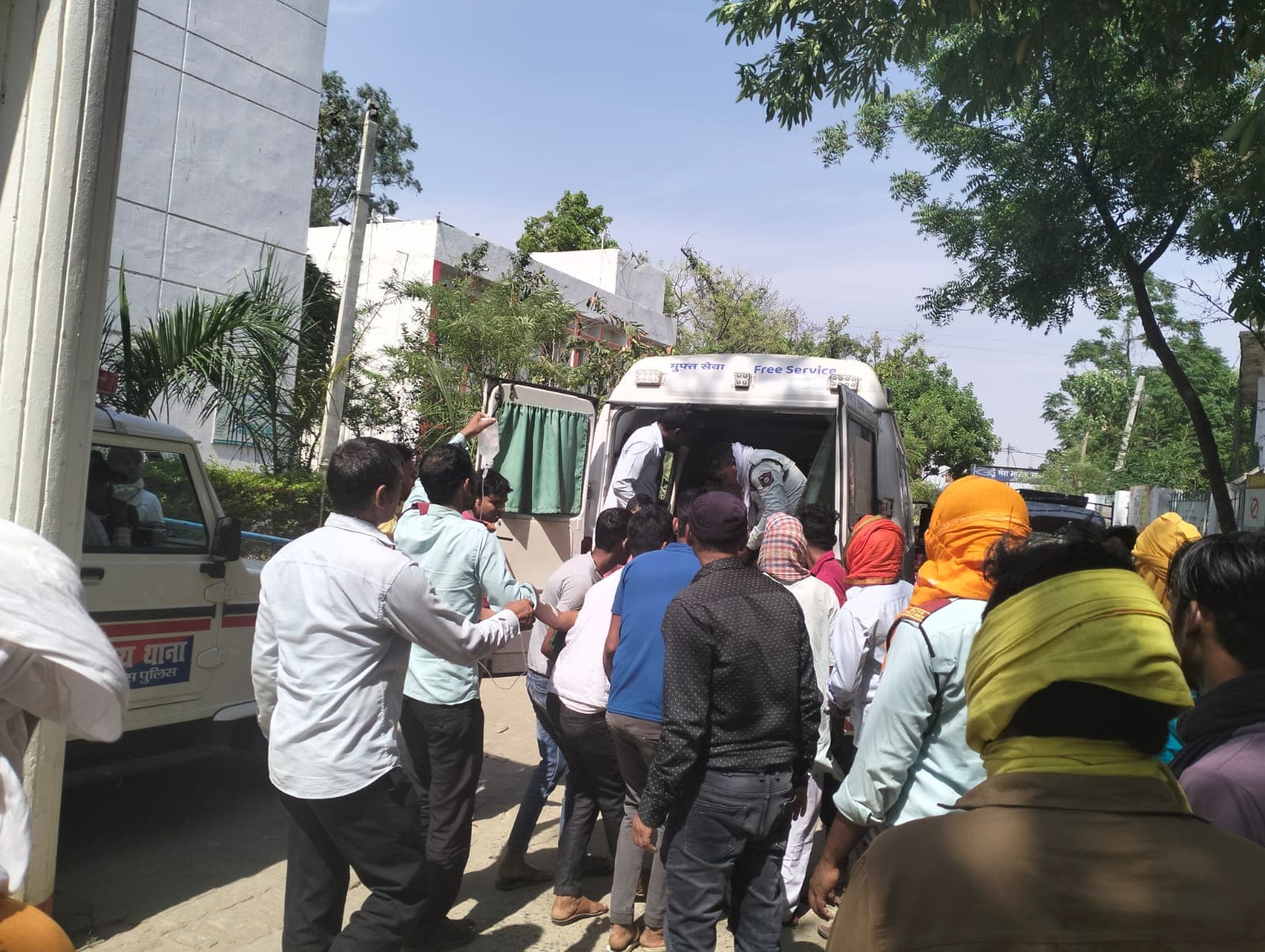 NH-30 पर पिकअप वैन पलटने से एक की मौत, 9 जख्मी, शादी से लौट रहे थे सभी