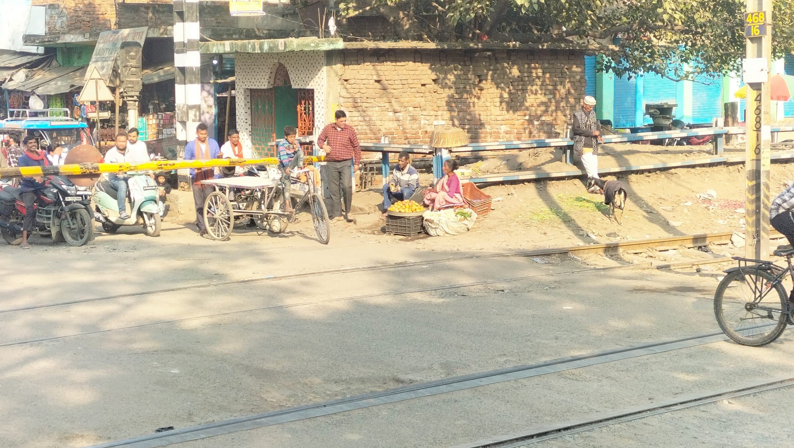 गया-धनबाद रेलखंड पर रेलवे फाटकों का होगा चौड़ीकरण, वागेश्वरी के पास से हटेंगी फुटपाथी दुकानें