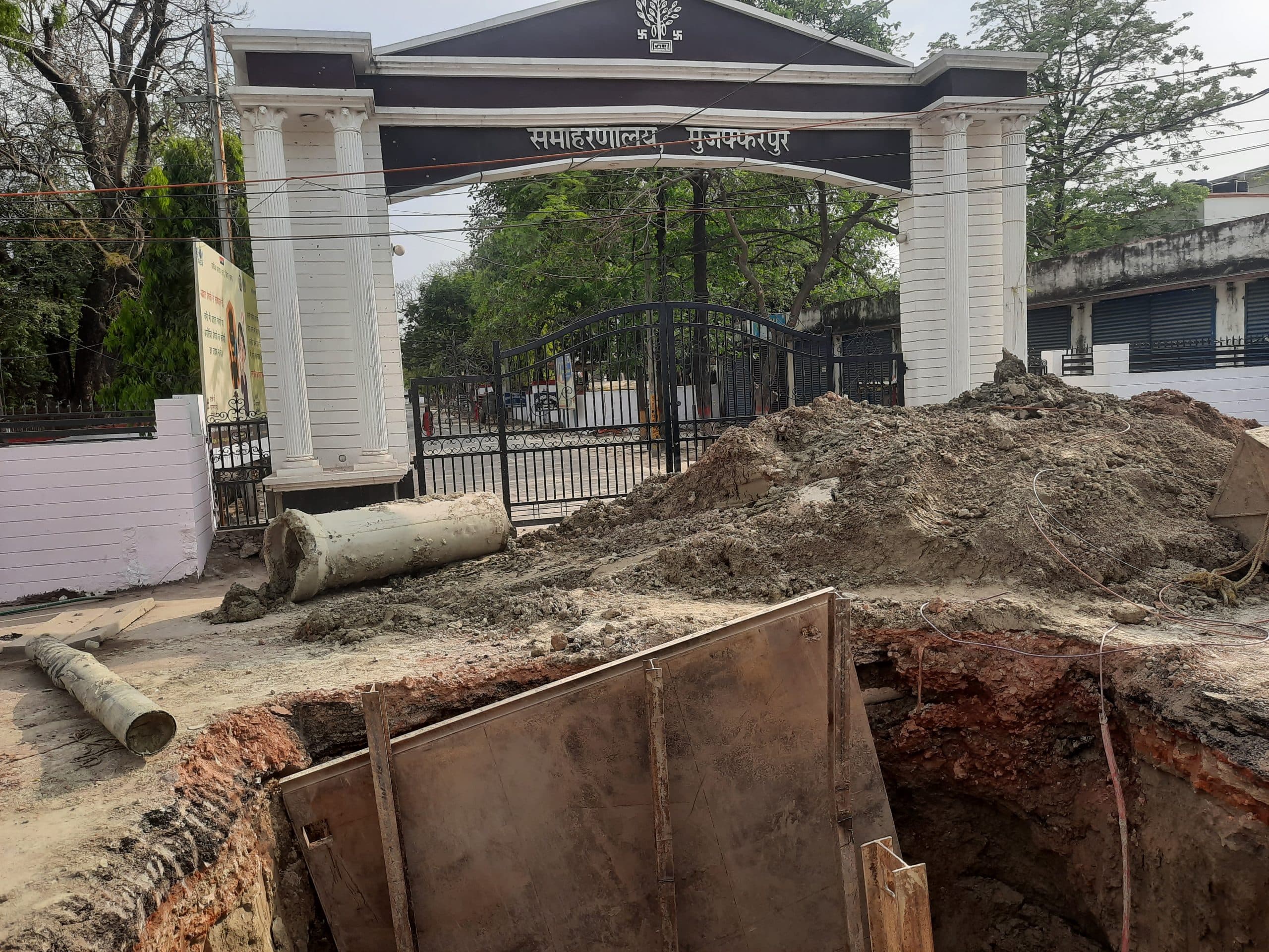 मुजफ्फरपुर की सड़कों से सुरक्षित घर लौटना चुनौती, कहीं खुला है नाला तो कहीं चेंबर से निकले हैं नुकीले तार