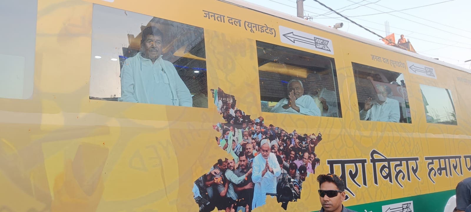 Madhepura सीएम नीतीश ने निश्चय रथ पर सवार हो किया रोड शो, जदयू प्रत्याशी के समर्थन में मांगा वोट