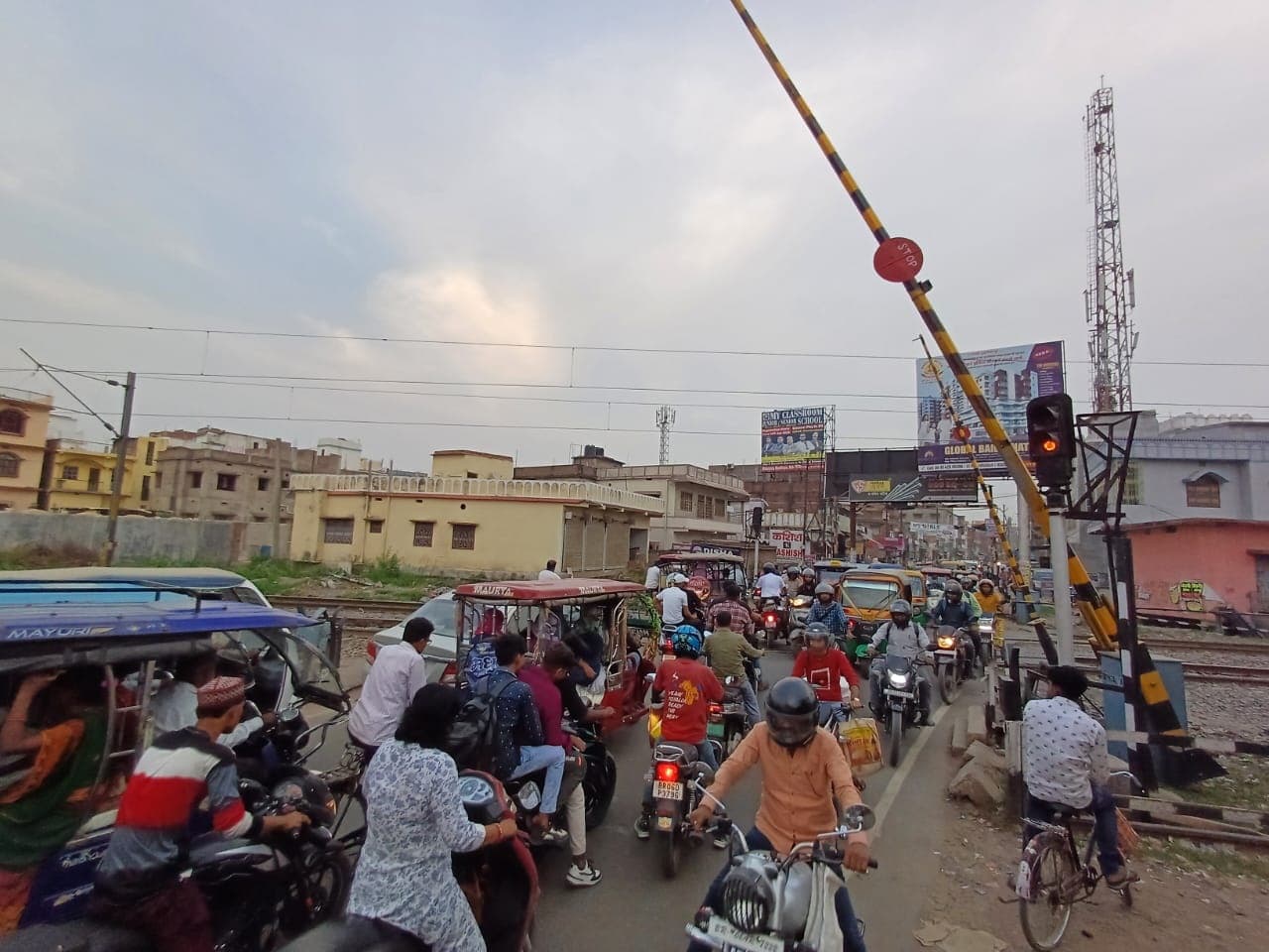 मुजफ्फरपुर में हर दिन इन जगहों से गुजरती हैं 102 ट्रेनें, 4 घंटे बंद रहती है रेलवे गुमटी, 6 घंटे लगा रहता है जाम