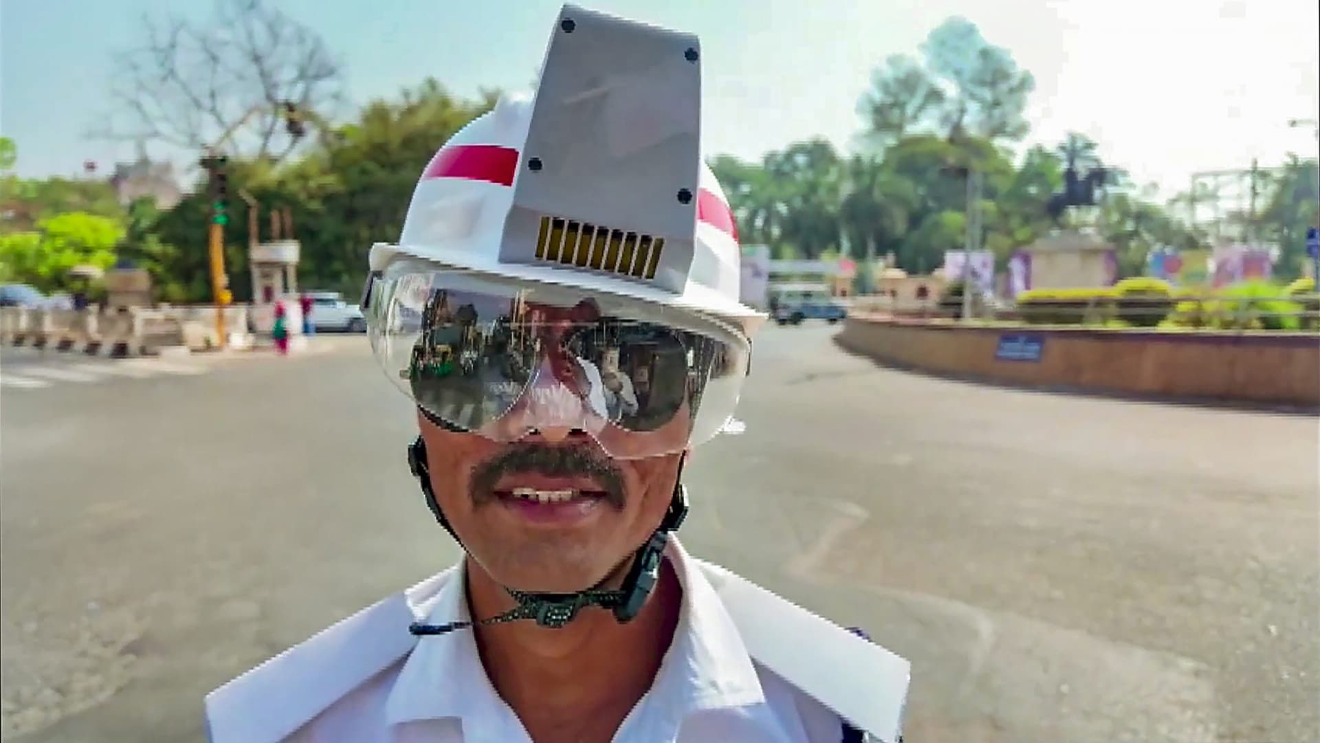 AC Helmet: गर्मी में ट्रैफिक पुलिस का माथा रहेगा ठंडा, आईआईएम के छात्रों ने किया कमाल AC Helmet: गर्मी में ट्रैफिक पुलिस का माथा रहेगा ठंडा, आईआईएम के छात्रों ने किया कमाल