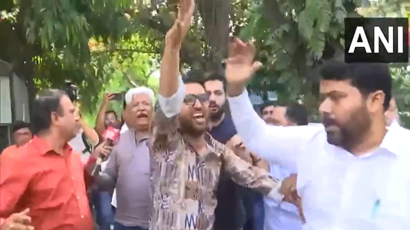 Arvinder Singh Lovely के समर्थकों ने कांग्रेस के पूर्व MLA आसिफ मोहम्मद खान के साथ की धक्का-मुक्की