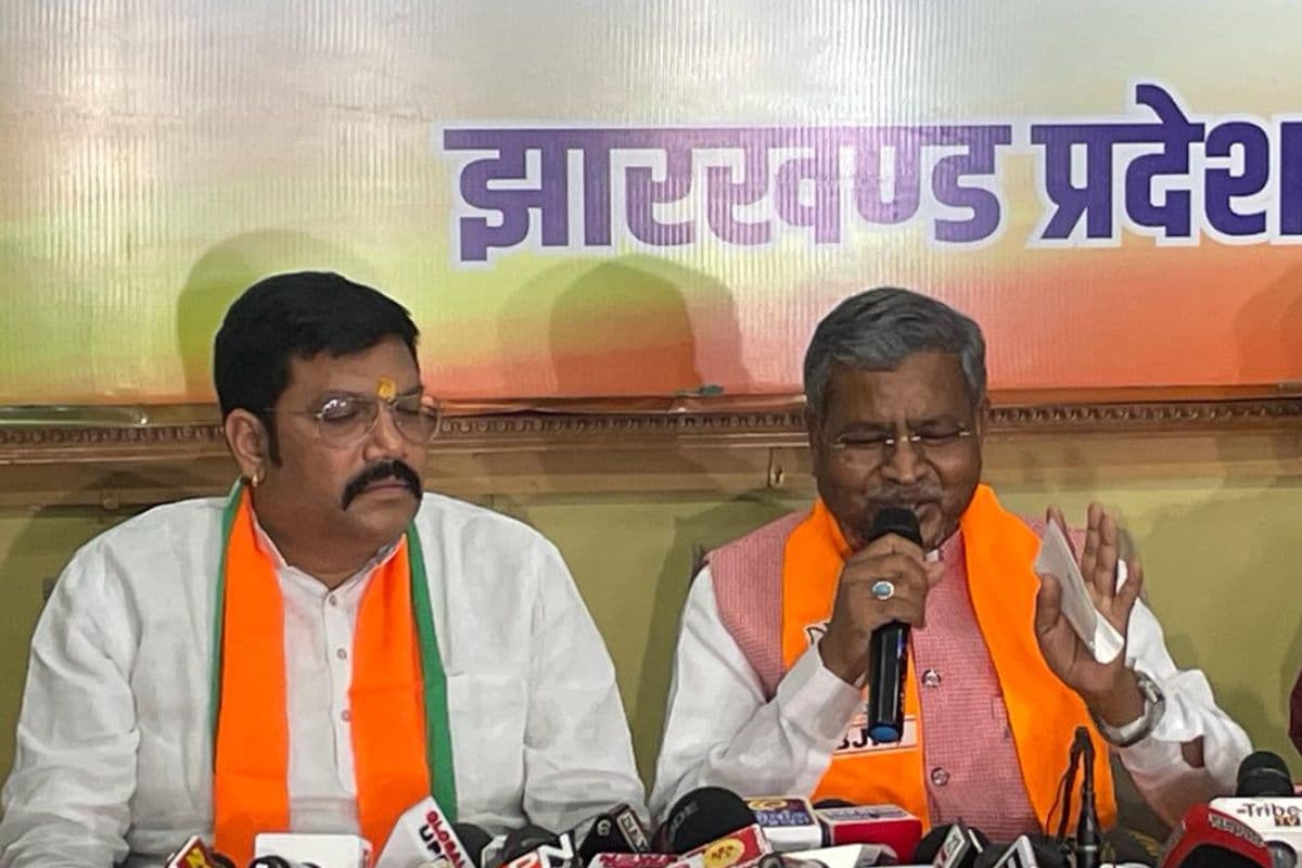 प्रेस कॉन्फ्रेंस को संबोधित करते बाबूलाल मरांडी