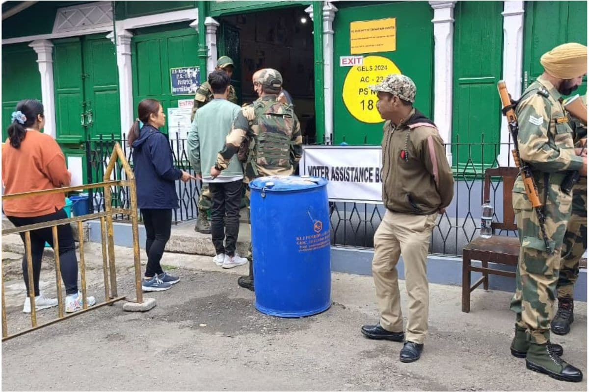 Lok Sabha Election 2024 : वोटिंग की तस्वीरें सोशल मीडिया पर 'वायरल', बूथ के अंदर लगे 'जय श्री राम' के नारे