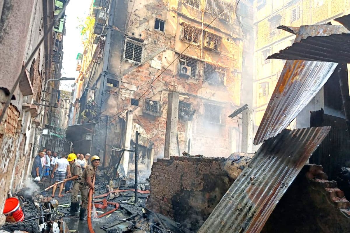 पश्चिम बंगाल: बड़ाबाजार प्लास्टिक गोदाम में लगी भीषण आग, दमकल की 15 गाड़ियों ने पाया काबू, मौके पर पहुंचे कई मंत्री