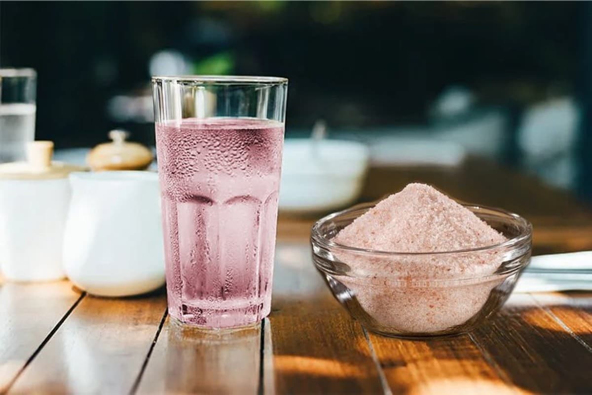 Benefits Of Drinking Water Mixed With Salt: पानी में नमक मिलाकर पीने के अनेकों हैं फायदे