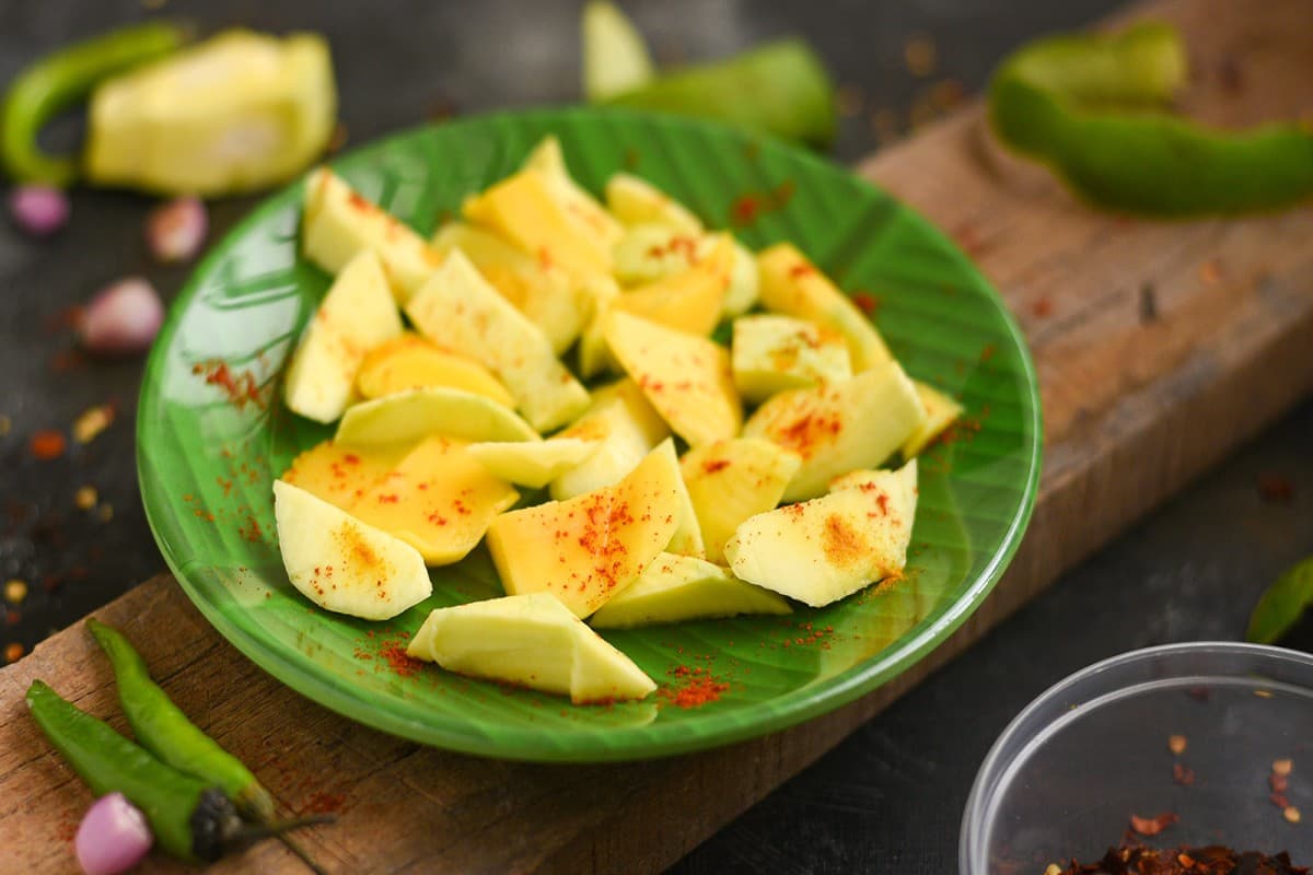 Benefits of Raw Mango: गर्मी में खूब खाएं कच्चा आम, फायदे जान होंगे हैरान