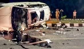 Bihar Road Accident: टायर फटने से पलटी गाड़ी, तीन लोगों की मौके पर हीं मौत, दस घायल